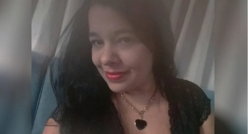 Mulher é morta a facadas pelo ex-companheiro na frente dos filhos